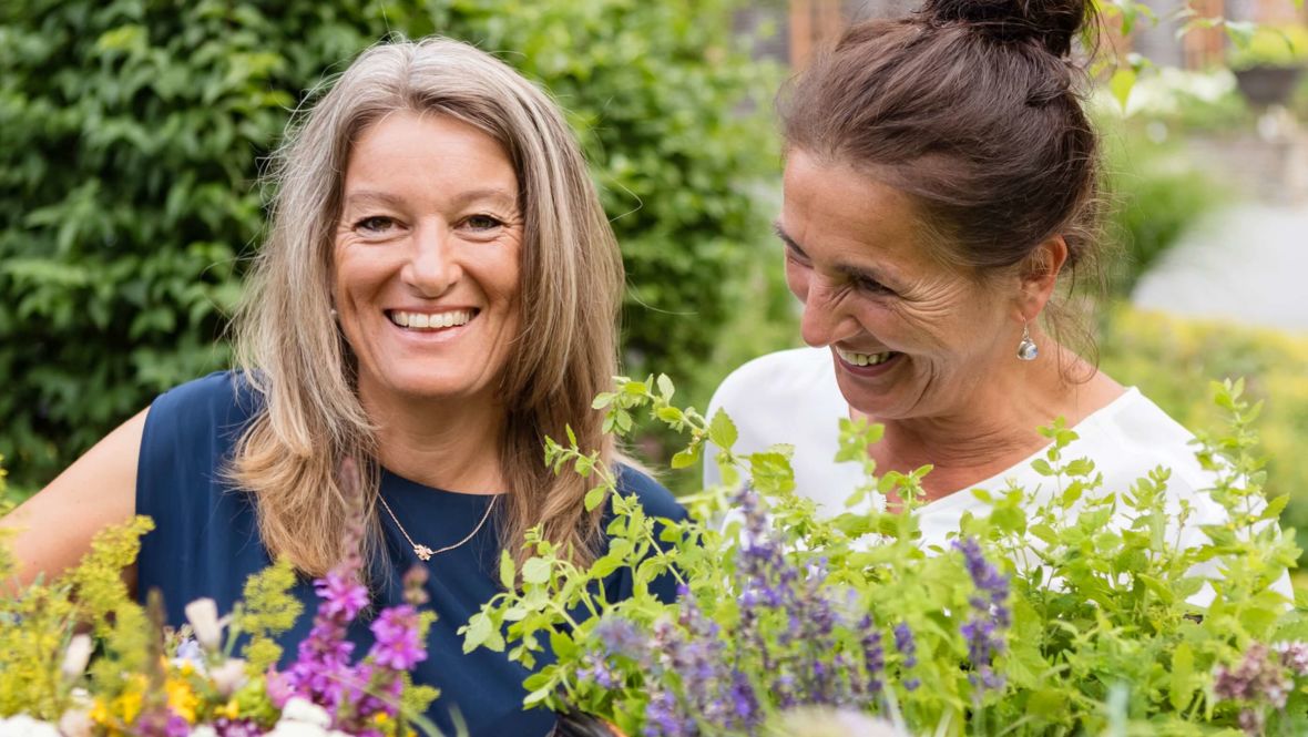 Frauen mit Blumen und Kräuter outdoor 