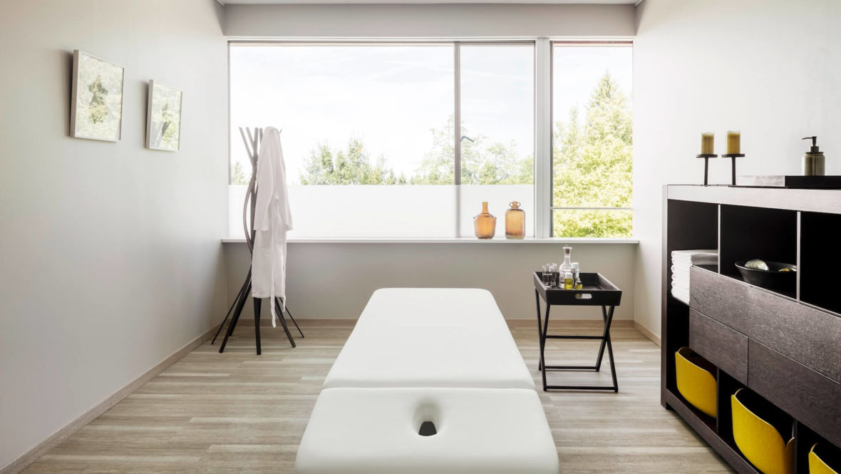 © Rickatschwende F. X. Mayr Health Retreat Massageliege - F.X. Mayr Kurhotel Rickatschwende