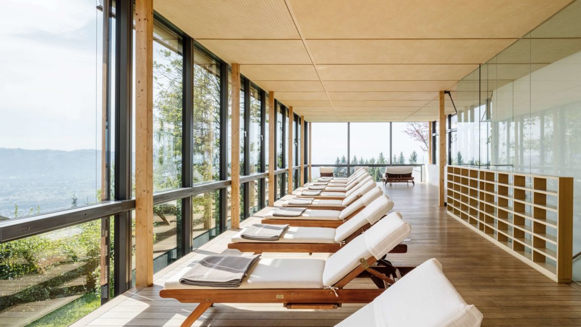 Liegestühle am Fenster - F.X.Mayr Kurhotel Rickatschwende