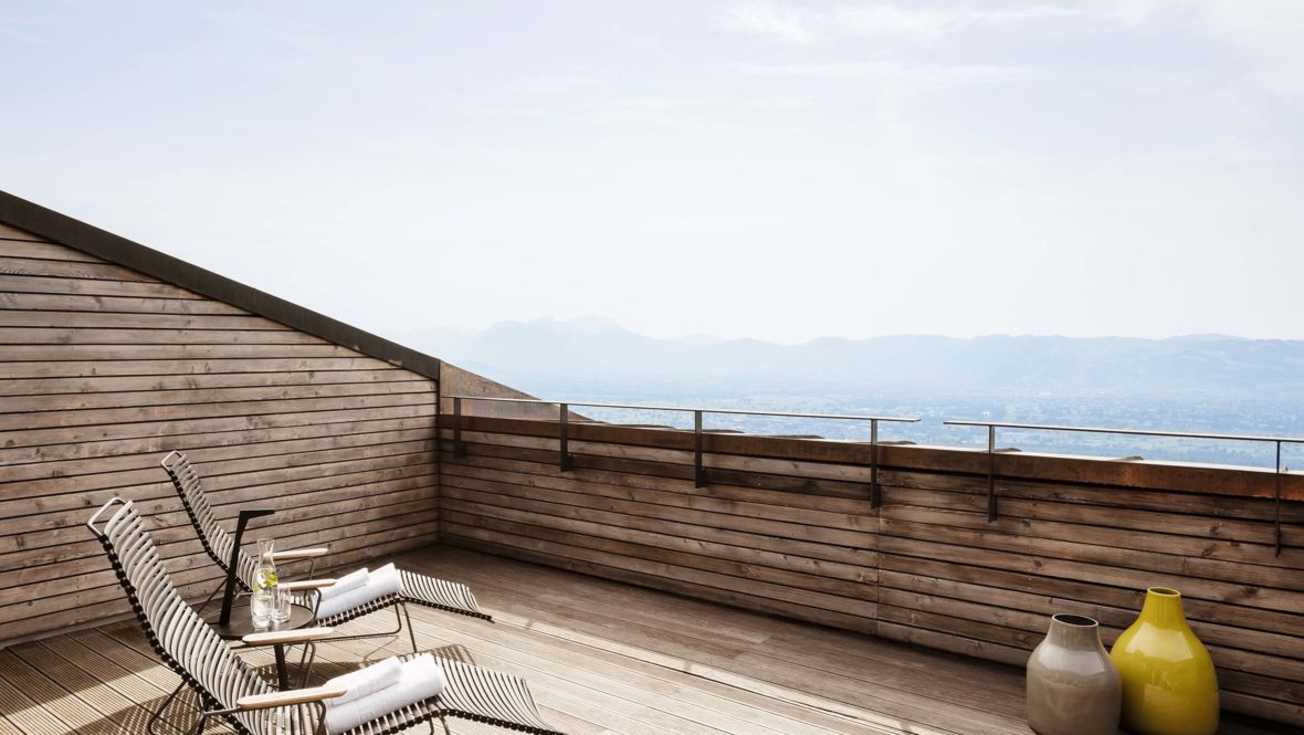 Terrasse mit Liegestühlen