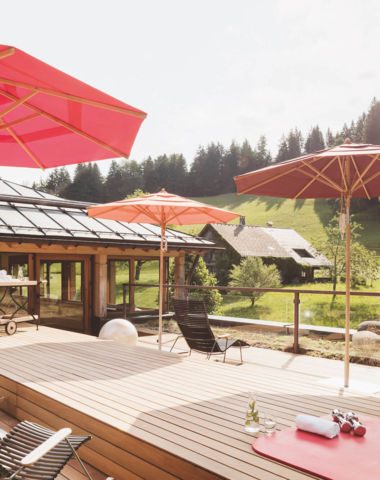 Terrasse und Liegestühle - F.X. Mayr Kurhotel Rickatschwende