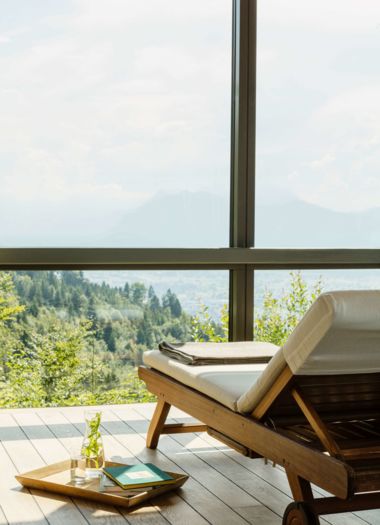 Wellness Liegestuhl am Fenster  - F.X.Mayr Kurhotel Rickatschwende