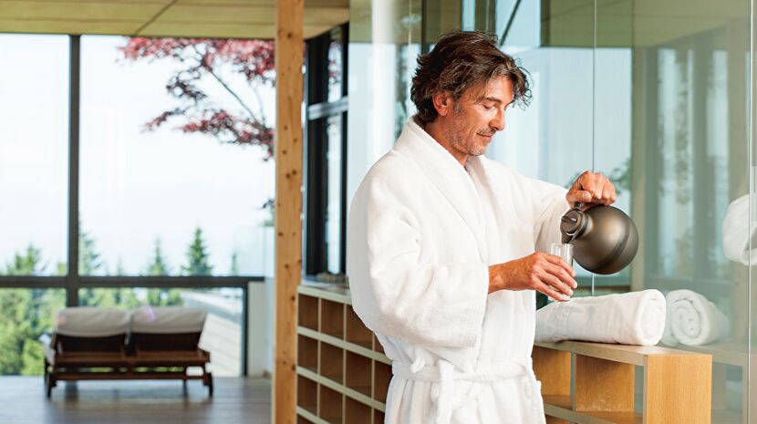 © Rickatschwende F. X. Mayr Health Retreat Mann mit Teekanne - F.X. Mayr Kurhotel Rickatschwende